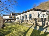 Wohnhaus mit Schwimmhalle - 