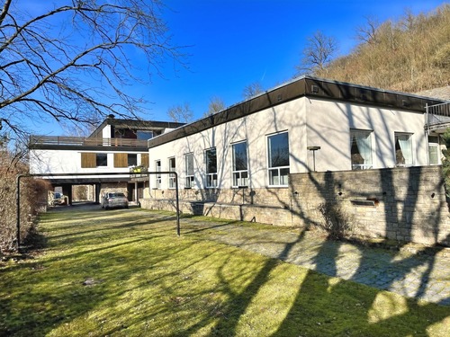 Wohnhaus mit Schwimmhalle - 