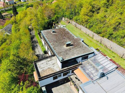 Gebäude- und Grundstücksimpressionen (Ansicht Haupthaus mit Dachterrasse)) - 