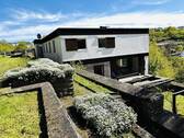 Stilvolles Wohnen - die Westansicht mit Terrasse und Garten - 