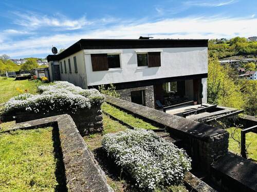 Stilvolles Wohnen - die Westansicht mit Terrasse und Garten - 