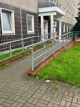 Behindertenrampe Eingang hofseitig.jpg - 