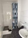Bad mit Dusche - 