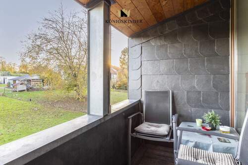 Überdachter Balkon mit Ausblick ins grüne - 