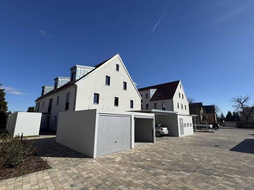 Nord/West-Ansicht Haus A und B + Garagen - 