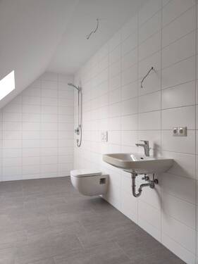 Bad mit bodengleicher Dusche - Etagenwohnung mit 80,20 m&sup2; in Gochsheim zum Kaufen