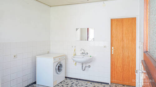 Hauswirtschaftsraum & Dachbodenzugang - 
