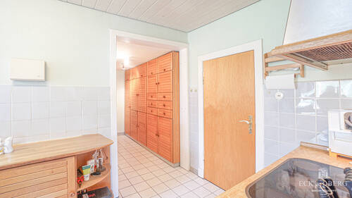 Küche mit EBK & Flur zum WC - 