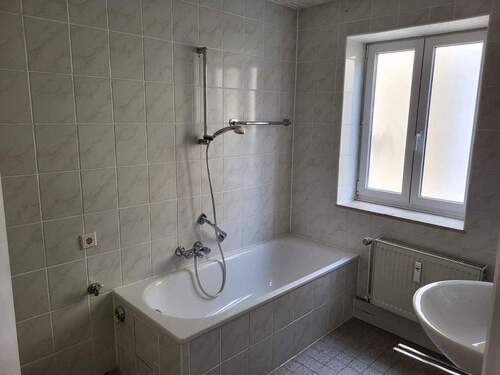 Tageslichtbad mit Badewanne - 