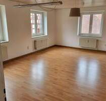 Windsbach - Gemütliche 3 Zimmer-Wohnung mit schönem Wohn-Essbereich im 1. OG mit Tageslichtbad, separatem WC und Abstellraum