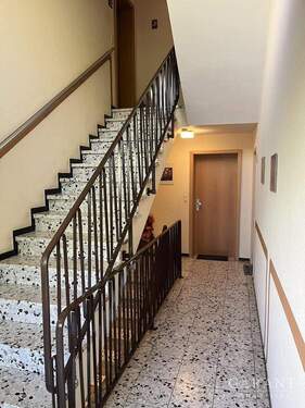 Treppenhaus - 3 Zimmer Etagenwohnung zum Kaufen in Oppenweiler