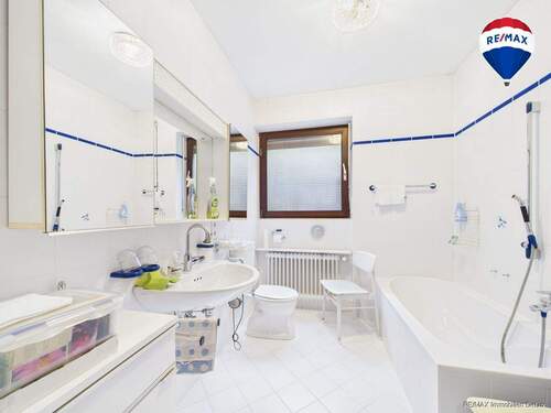 RE/MAX Immobilien DeLux Wohn-Geschäftshaus Merzig Badezimmer - 