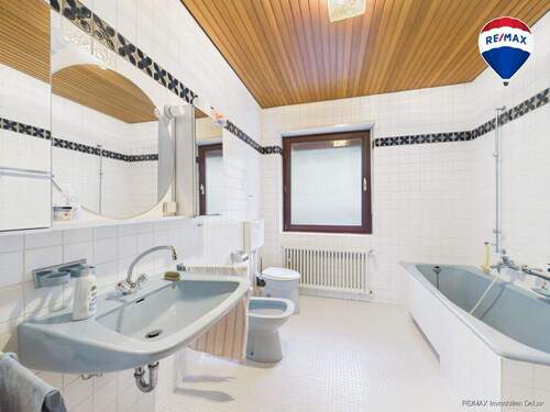 RE/MAX Immobilien DeLux Wohn-Geschäftshaus Merzig Badezimmer - 