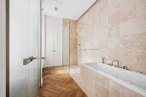 Masterbadezimmer aus Travertin - 
