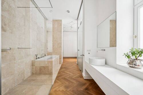 Badewanne mit Wirlpoolfunktion, ebenerdige Dusche und einem separatem WC - 