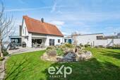 Haus mit modernem Anbau - 