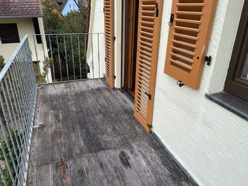 Balkon - OT Schwaighausen - Knuffige 2 Zimmer-Wohnung mit neuer Einbauküche, Balkon und modernem Duschbad im 1. OG (DG) eines sehr gepflegten 2 Familienhauses