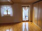 Schlafzimmer mit Zugang zum Balkon - 2 Zimmer Etagenwohnung in Großhabersdorf