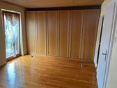 ...mit sehr praktischem Einbauschrank - 