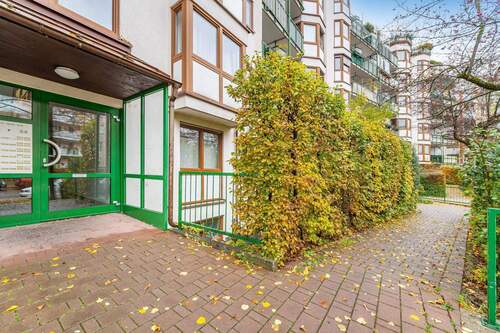 Hauseingang - 1 Zimmer Etagenwohnung zum Kaufen in München