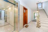 Treppenhaus mit neuem Aufzug - Etagenwohnung mit 29,00 m² in München zum Kaufen