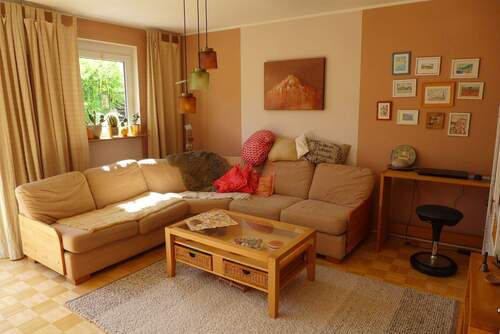 20a_gemütliche Sofa-Ecke.JPG - 4 Zimmer Reihenmittelhaus zum Kaufen in Neubiberg