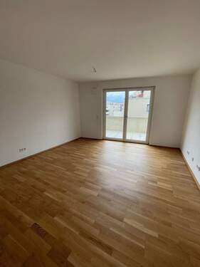 Wohnzimmer - Großzügige 4-Zimmer Wohnung. mit Süd- West Balkon, inkl. Einbauküche