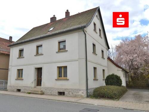 Hausansicht Straßenseite mit Haupteingang - Ein-Zweifamilienhaus in Weidenberg