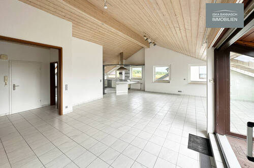 Wohnen-Essen, Blick 1 - Außergewöhnliche 4,5 Zimmer Wohnung direkt am Feld mit Garage