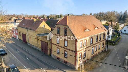 Außenansicht Drohne 3 - Viel Platz & Potenzial: EFH mit 8 Zimmern, Innenhof & Nebengelass auf großem Grundstück