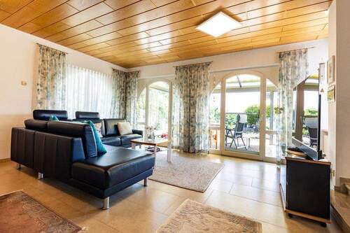 EG Wohnen mit Blick in Wintergarten - 8 Zimmer Mehrfamilienhaus, Wohnhaus in Radolfzell am Bodensee