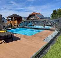 Einfamilienhaus mit Einliegerwohnung, Wintergarten und beheiztem Pool auf großem Grundstück - Steiningen