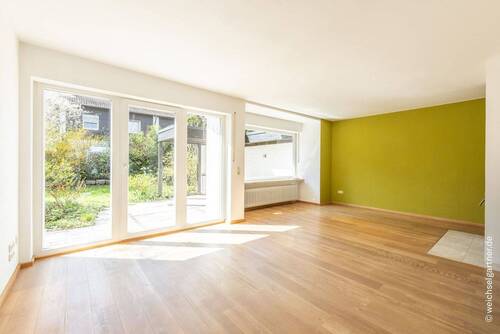 Lichtdurchflutetes Wohnzimmer - 