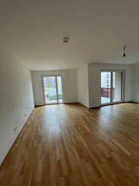Wohnzimmer - Großzügige 4-Zimmer Wohnung. mit Süd- West Balkon, inkl. Einbauküche