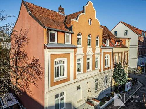 Seitenansicht mit Stellplätzen - 1 Zimmer Mehrfamilienhaus, Wohnhaus zum Kaufen in Lüneburg