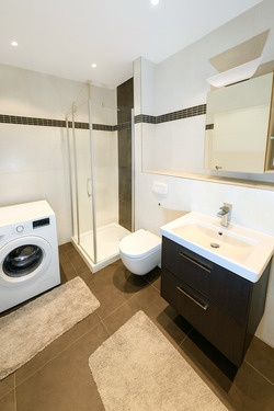 Modernes Bad mit Dusche und Badewanne - 