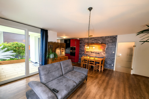 ...mit genug Platz für die Couch und den Essbereich - 