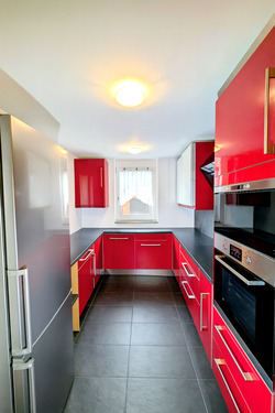 Sehr auffälllige Küche mit eigenem Fenster - 