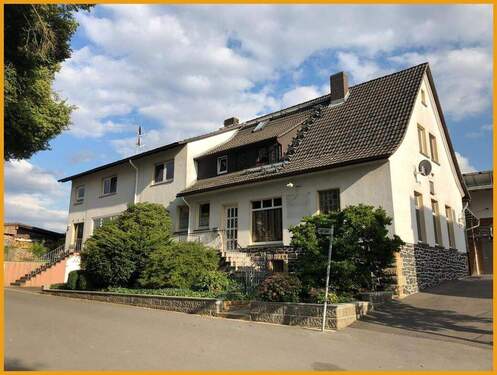 Vorderansicht - 9 Zimmer Mehrfamilienhaus, Wohnhaus in Frielendorf / Leimsfeld