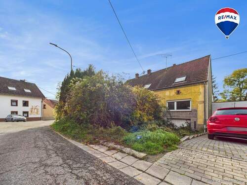REMAX Immobilien DeLux Einfamilienhau Frontansicht Ballweiler Mark Borowicz - 