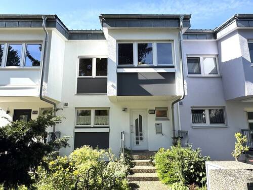 Hausansicht - Starke Basis, neue Möglichkeiten: Gepflegtes Split-Level-Haus mit Raum für Ihre Ideen!