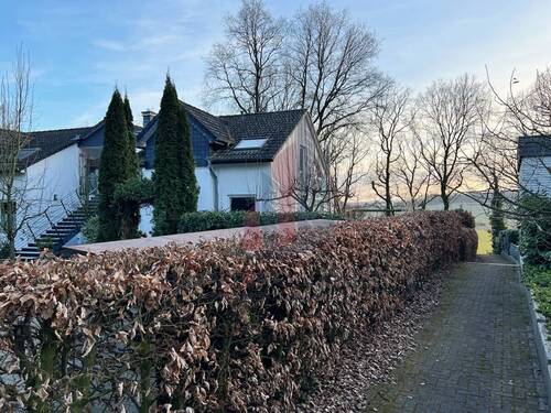 Über den Seitengang erreicht man den Gartenbereich - 