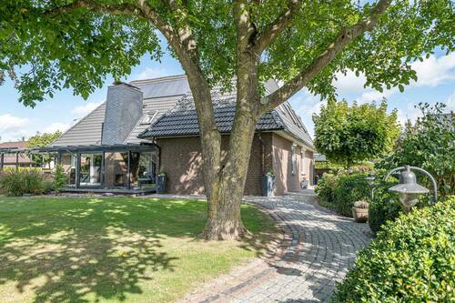 Zuwegung zum Haus - Exklusives Traumhaus in ruhiger Wohngegend! Nutzbar als Ein,- oder Zweifamilienhaus.