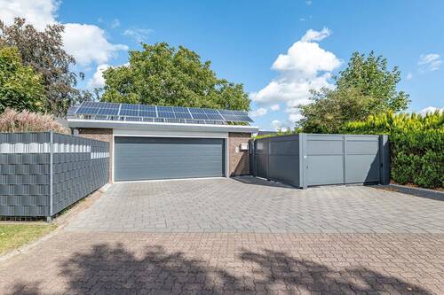 Doppelgarage, Zufahrt - 8 Zimmer Mehrfamilienhaus, Wohnhaus zum Kaufen in Freiburg