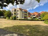Rückseite der Gebäude im Käthe-Kollwitz-Weg mit Balkonen und großer Wiese im Vordergrund - 3 Zimmer Etagenwohnung zur Miete in Baunatal