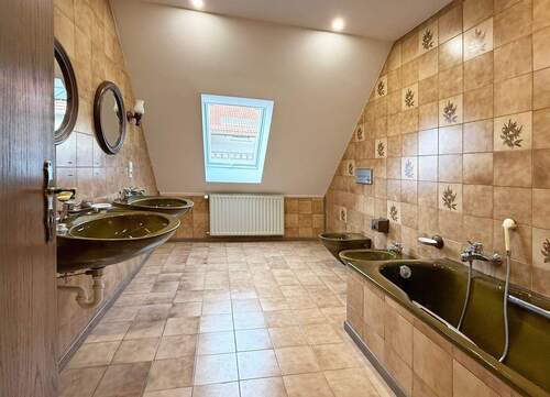 Tageslichtbad mit Wanne - 