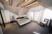 Schlafzimmer Dachgeschoss - Außergewöhnliches Einfamilienhaus sucht neue Eigentümer