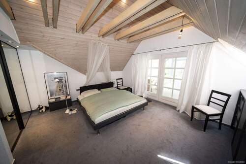 Schlafzimmer Dachgeschoss - Außergewöhnliches Einfamilienhaus sucht neue Eigentümer