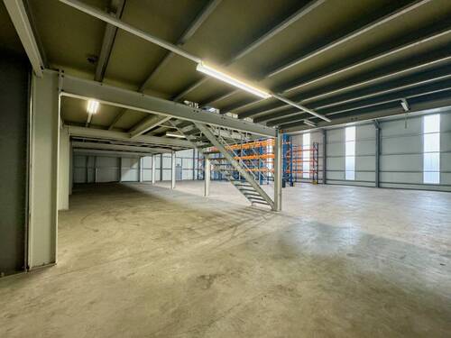 unterhalb des Zwischengeschosses - 