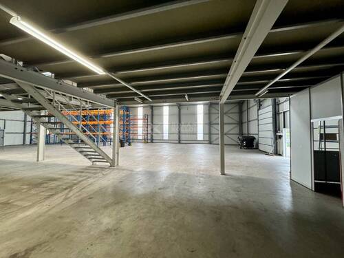 unterhalb des Zwischengeschosses - 